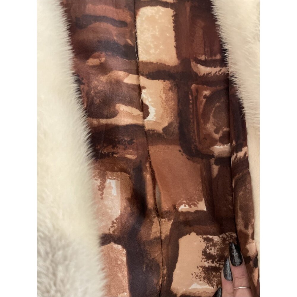 Luxurious Fur-Trimmed Coat - Picture 11 of 12